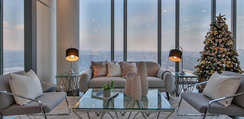 窓の大きなリビングの写真