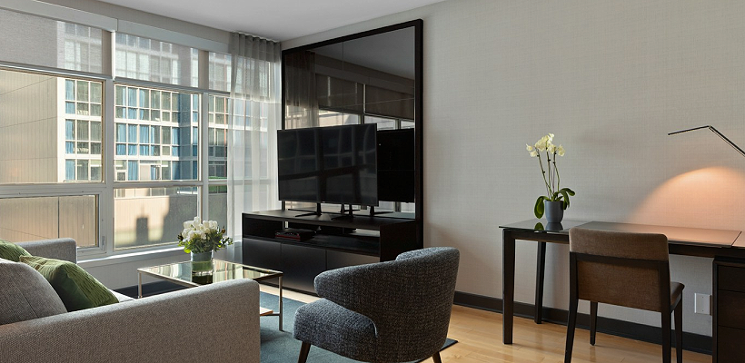 テレビとソファがあるリビングの写真