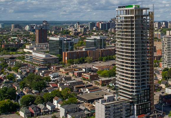 ビルの遠景写真