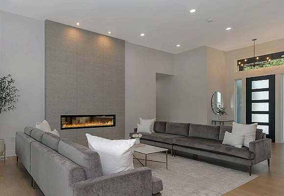 ソファとクッションがあるリビングの写真