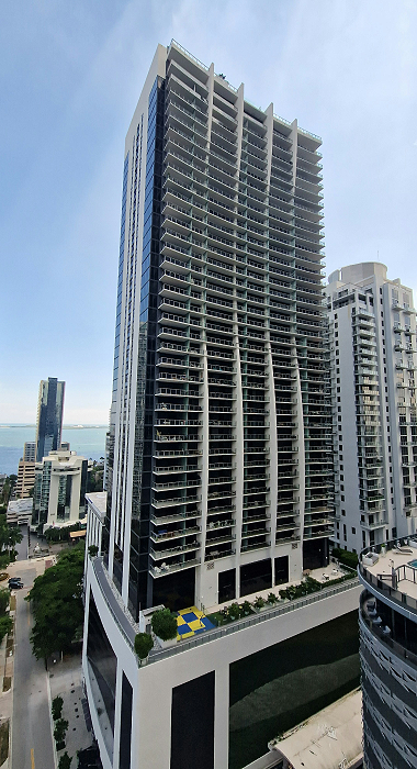 曲線のあるビルの外観写真