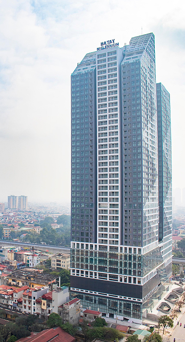 多角形のビルの外観写真